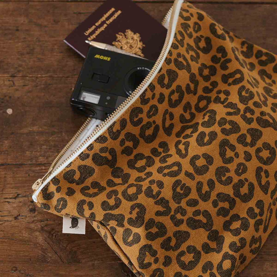 Rose In April Lili Flat Pouch Leopard Caramel