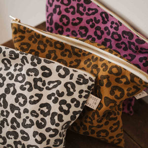 Rose In April Lili Flat Pouch Leopard Caramel